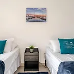 Newly Built With Pool, Walk To The Apartamento *