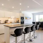 Newly Built With Pool, Walk To The Apartamento