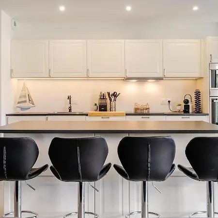 Newly Built With Pool, Walk To The Apartment