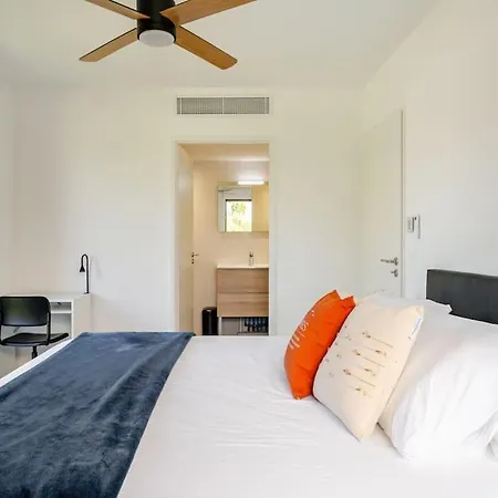 Newly Built With Pool, Walk To The Apartment *
