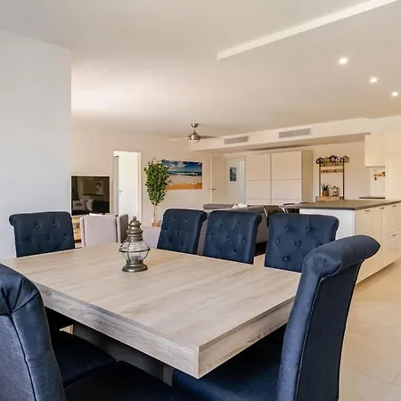 Newly Built With Pool, Walk To The Apartment