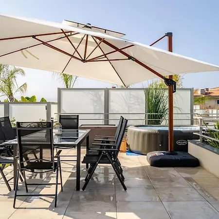 Newly Built With Pool, Walk To The Apartment *