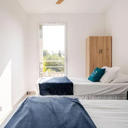 Newly Built With Pool, Walk To The Apartment *